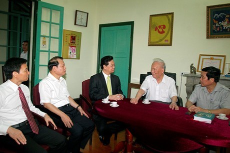 Thủ tướng Nguyễn Tấn Dũng chúc mừng nguyên Chủ tịch nước Lê Đức Anh nhận Huy hiệu 75 năm tuổi Đảng - ảnh 1